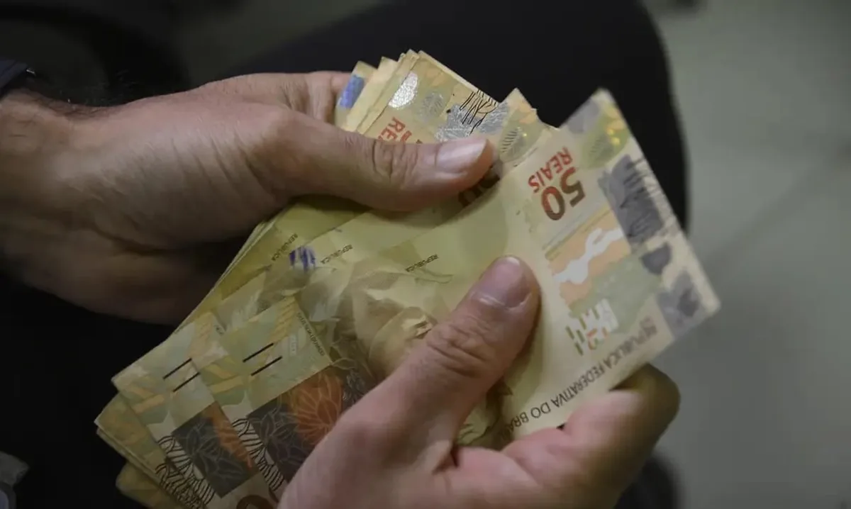 Governo federal eleva previsão de salário mínimo para R$ 1.741 em 2027