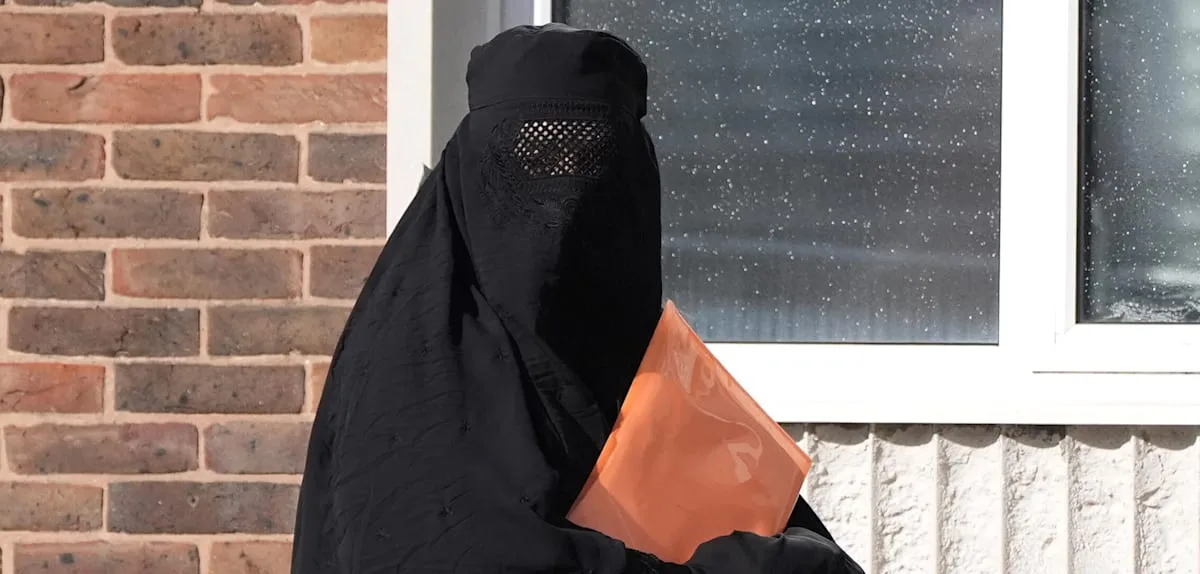 Er protestiert gegen die Migrationspolitik – 76-Jähriger erscheint in Burka vor Gericht