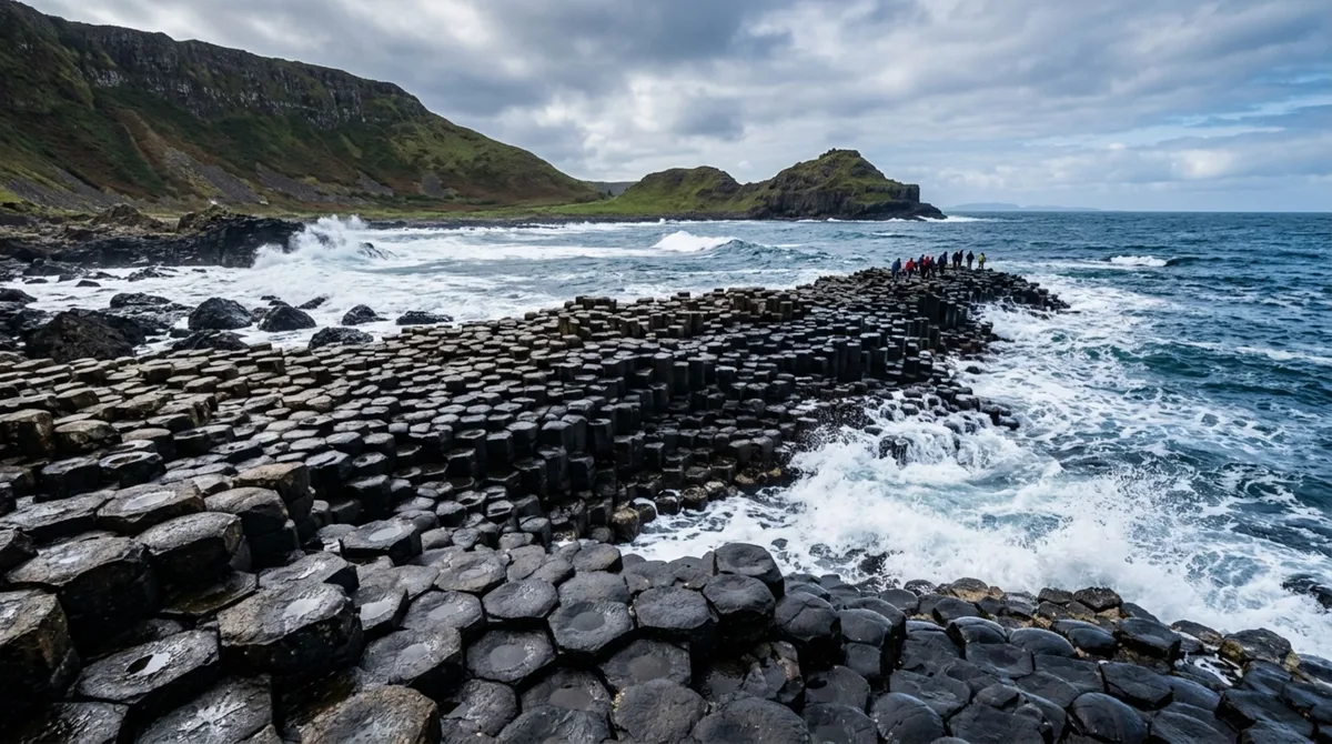 Cerca de 40 mil colunas de pedra parecem ter sido encaixadas à mão na costa da Irlanda do Norte, mas surgiram quando grandes massas de lava esfriaram, encolheram e racharam em formas regulares há cerca de 60 milhões de anos