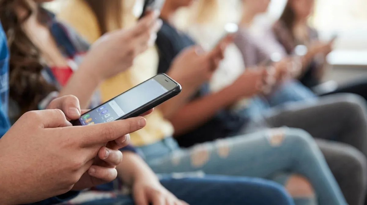 Escuelas en Coahuila definirán este viernes cómo aplicarán restricción de celulares