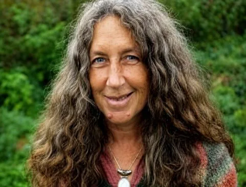 Emma Orbach, la ‘promesa de Oxford’ que lleva viviendo a solas en una casa de barro y paja desde 1999: “Simplicidad radical”
