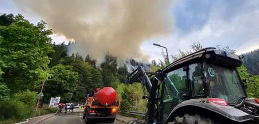Waldbrände in Deutschland und Belgien: Feuer bei Schramberg weitet sich aus, leichtes Aufatmen im Westerwald