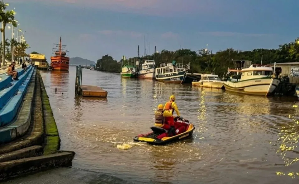 Menino de 10 anos entra no mar e desaparece após ser levado por onda