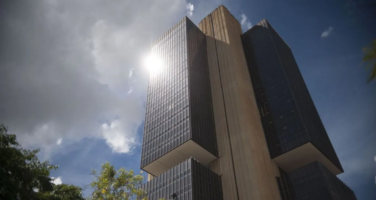 Tesoura maior: XP muda projeções para Selic em 2026; veja como ficou números