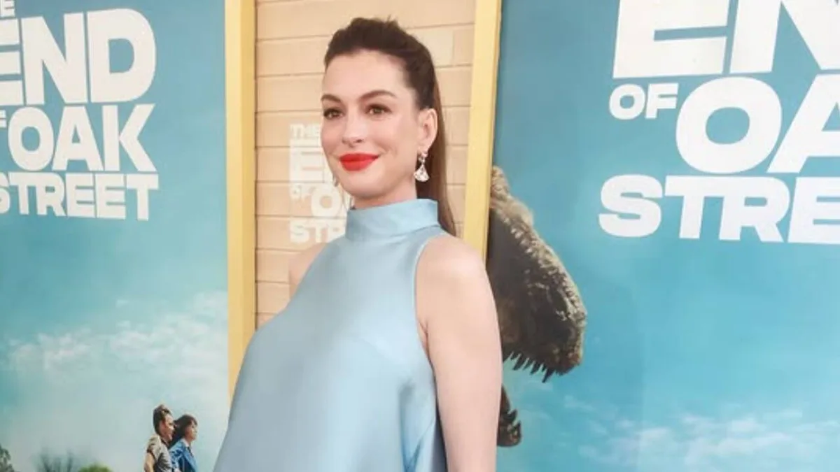 Anne Hathaway breaks down in tears on stage