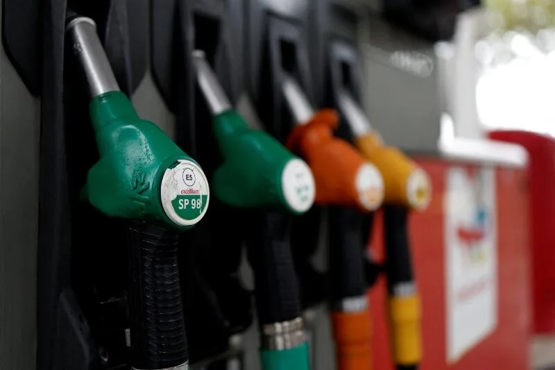 España pide a los transportistas llenar el depósito antes de cruzar la frontera a Francia: las gasolineras galas sufren problemas de suministro y el precio del combustible se encarece