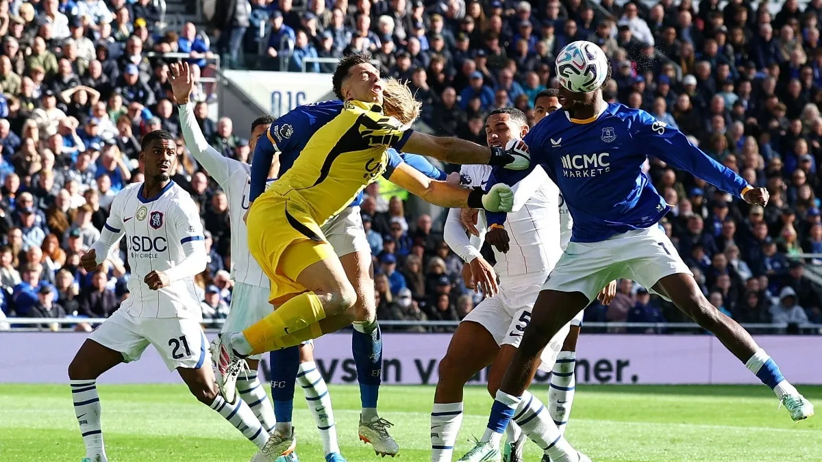 Emi Martinez undergoes emergency surgery after nasty collision vs Everton