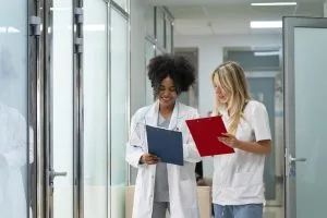 Autonomia de médico contratado como PJ afasta vínculo de emprego