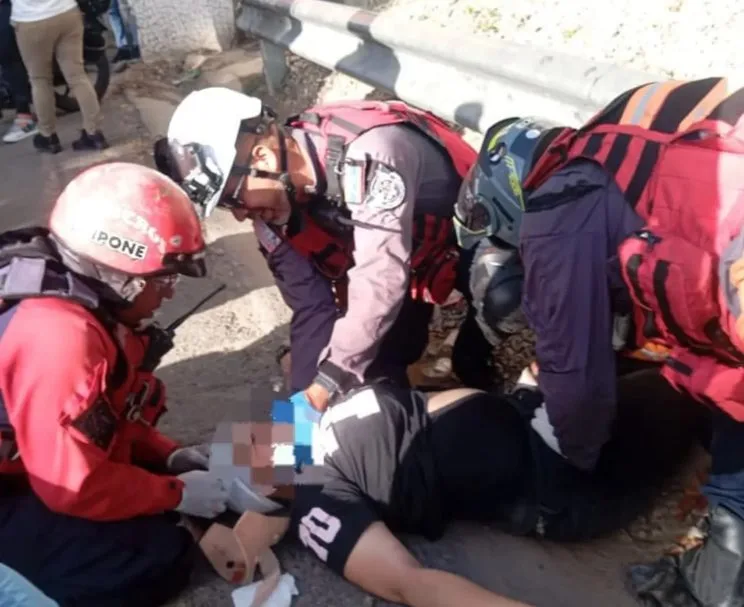 Pasajera cayó al vacío tras colisión de una moto contra un camión en autopista de Caracas