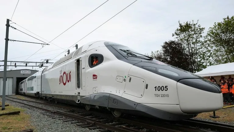 C'est le 6 novembre à 9h56 que le TGV nouvelle génération prendra enfin son premier départ: deux ans de retard, 4,6 milliards d'euros de commandes mais une révolution à bord