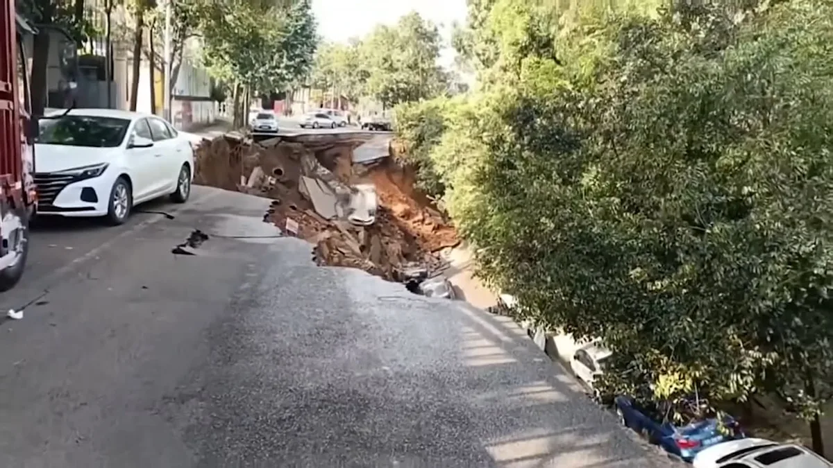 Gewaltiger Erdrutsch in China - Straße bricht mit Autos ein