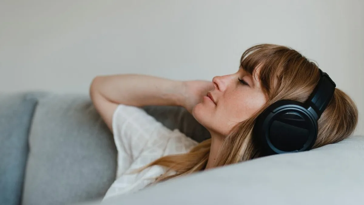 Psicólogos coinciden: escuchar siempre las mismas canciones ayuda a regular las emociones y a crear una sensación de estabilidad
