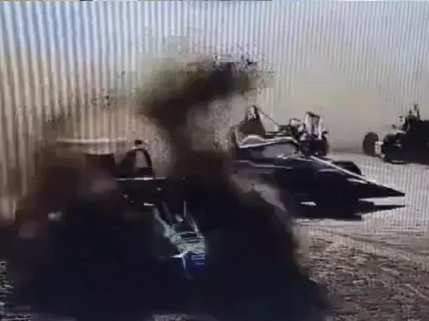 Impactante video: dos autos chocaron en plena carrera en el autódromo de Carhué y los pilotos sufrieron heridas graves