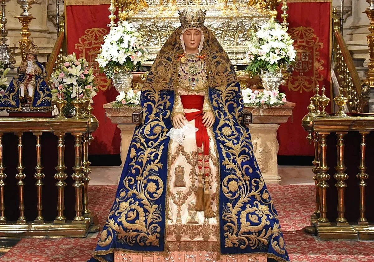 Cientos de sevillanos se reencuentran con la Virgen de los Reyes en su segundo besamanos