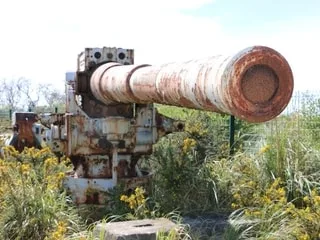 Canons, bidons, obus prêts à être avalés par la mer… À Gâvres, l’ancienne décharge militaire va être résorbée