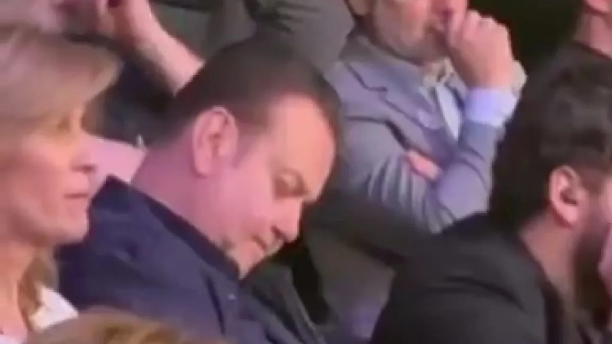 Vídeo flagra Gilberto Kassab, vice de Ronaldo Caiado, cochilando durante o primeiro debate presidencial de 2026