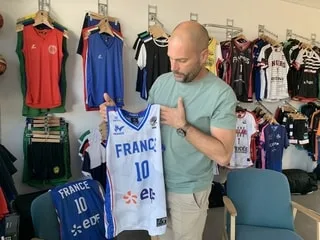 « Il faut 17 bouteilles pour faire un maillot » : dans ce secteur ultra-polluant, cette entreprise mise sur le recyclage