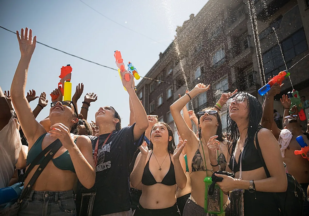 Vilagarcía se empapa con su Festa da Auga en una jornada de alerta roja por calor