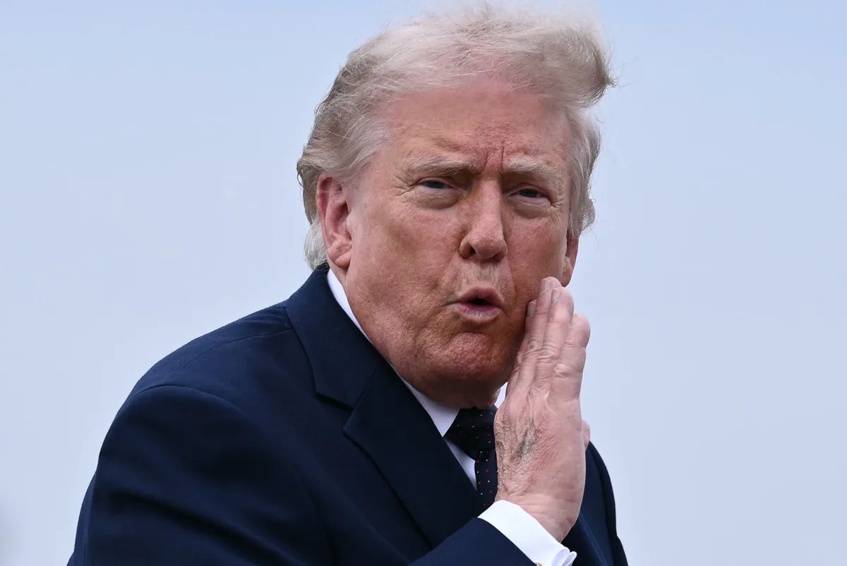 “Triunfo da charlatanice”: Nobel de Economia explica interesses por trás do decreto antivacina de Trump