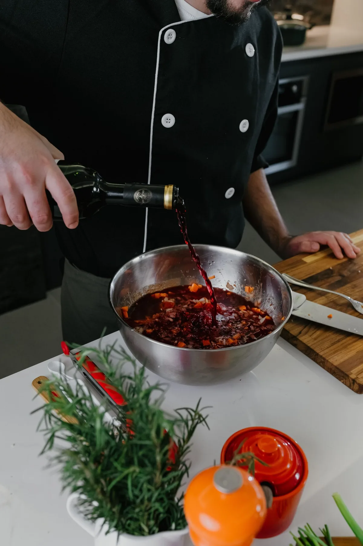 “Se eu não beberia, deveria cozinhar com ele?” Saiba como escolher vinho para preparar receitas de acordo com chef