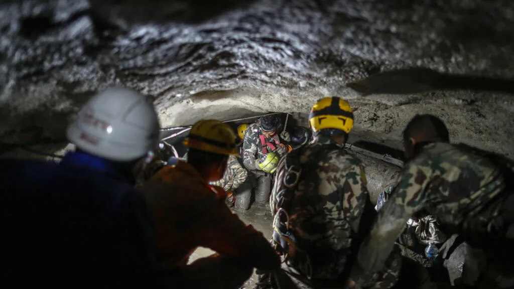 Népal : un miraculé raconte comment il a survécu en buvant de l'eau boueuse dans un tunnel