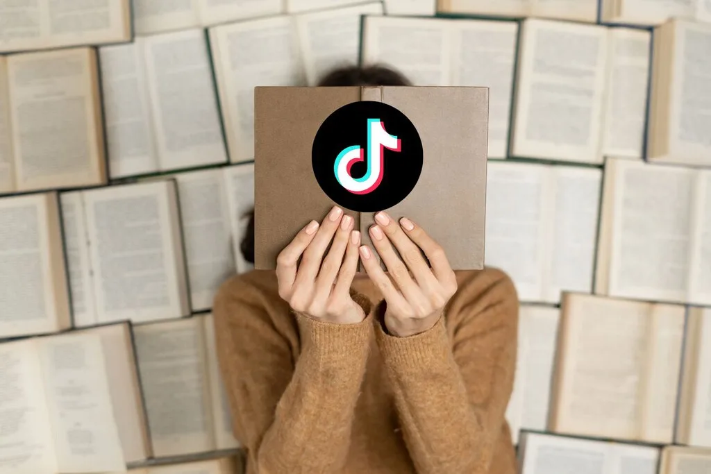 TikTok puede hacer que un libro se vuelva viral y ahora también quiere llevarte a comprarlo a una librería