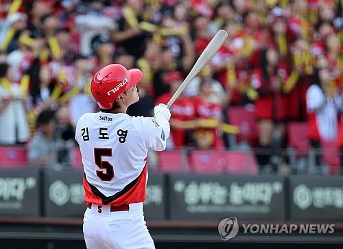김도영 홈런 2방 포함 4타점 원맨쇼…KIA, PO진출 71％ 잡았다