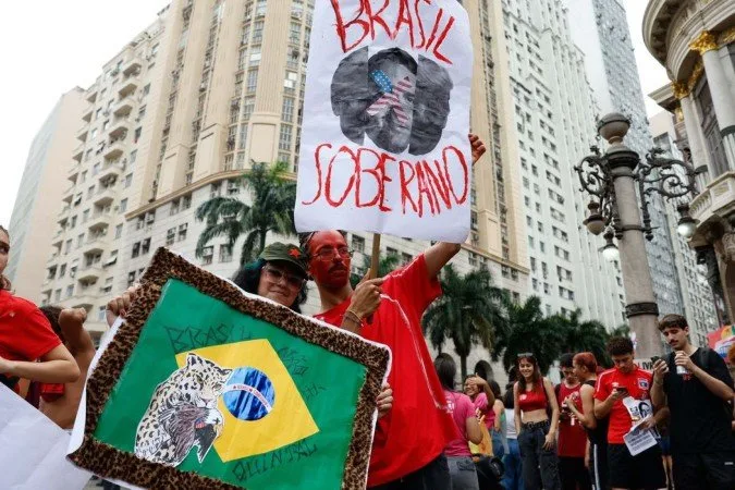 Movimento estudantil ocupa ruas do Brasil contra Flávio e a favor de Lula