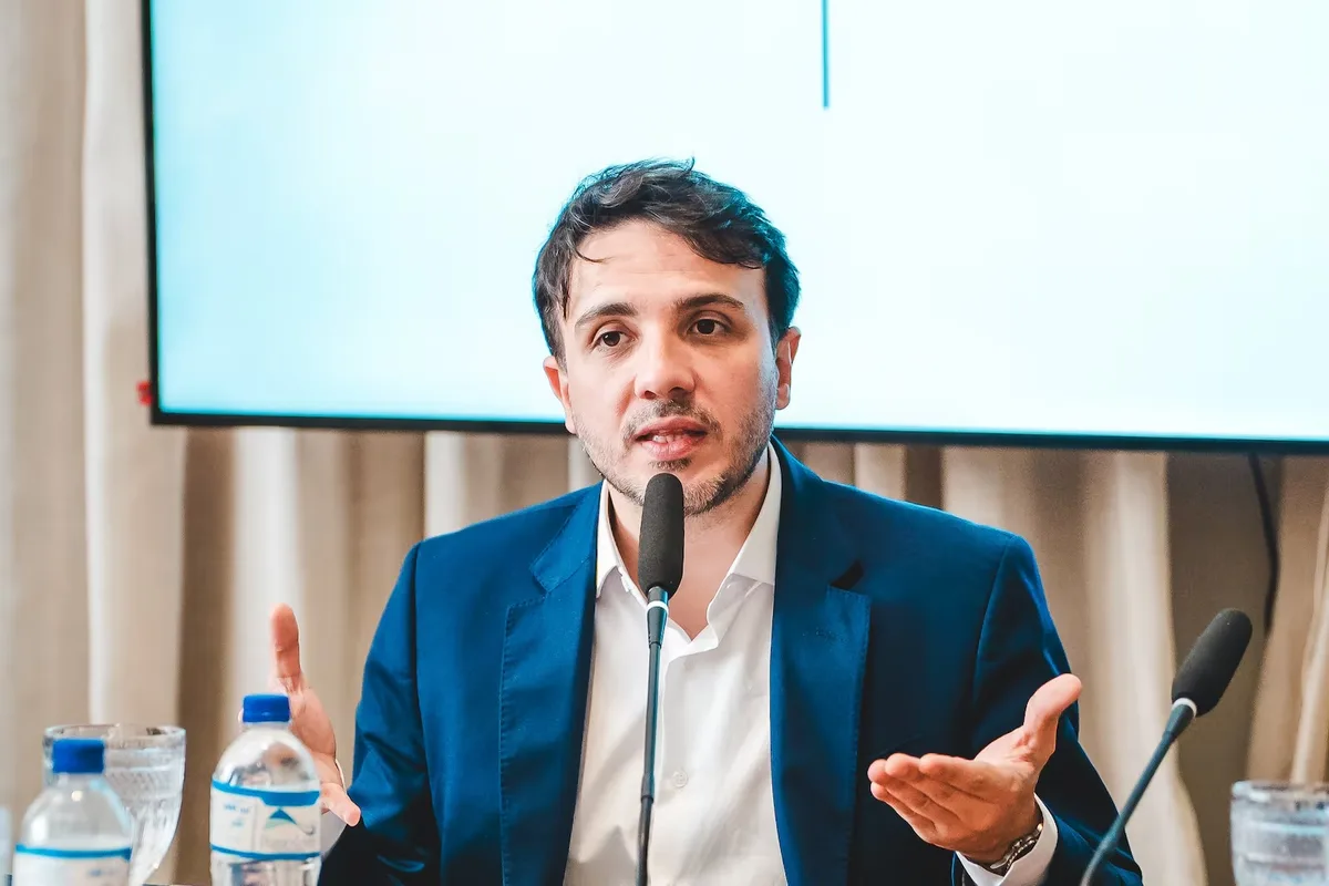 Renan Santos enfrenta nova reviravolta após suspensão de redes sociais