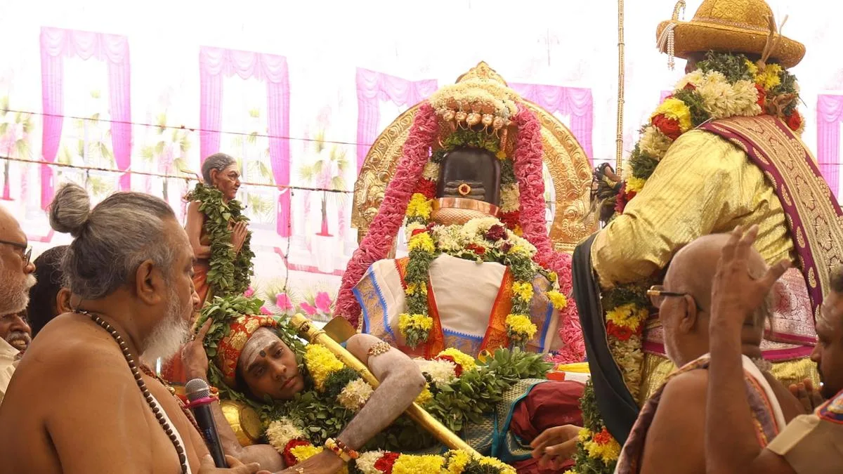 Hundreds witness ‘pittukku mann sumantha Thiruvilaiyadal’ at Arappalayam Puttuthoppu