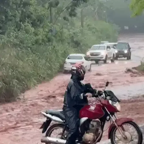 Chuva provoca enxurrada e compromete ruas da Chácara dos Poderes