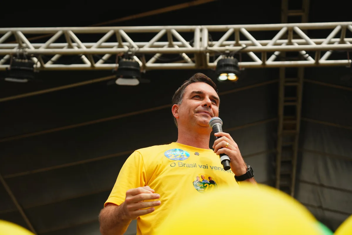 Flávio Bolsonaro chama reajuste do Bolsa Família de ato de desespero do Lula