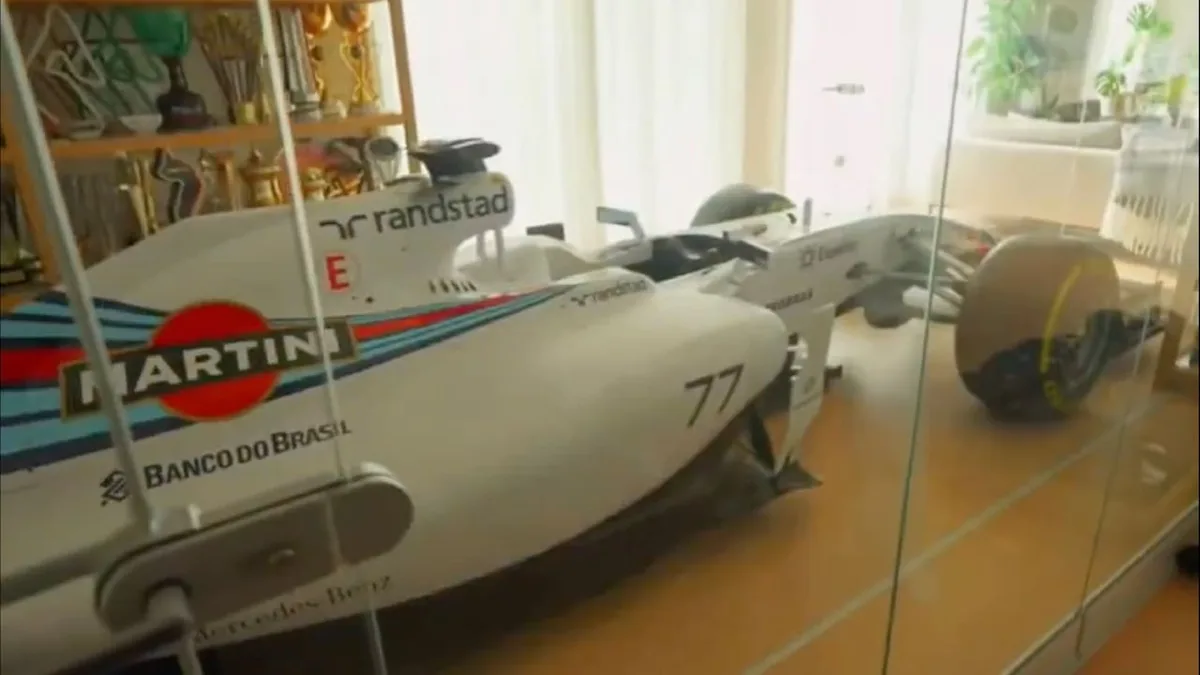 „Wir haben das Haus drumherum gebaut ...“ - Hier steht ein Formel-1-Auto im Wohnzimmer