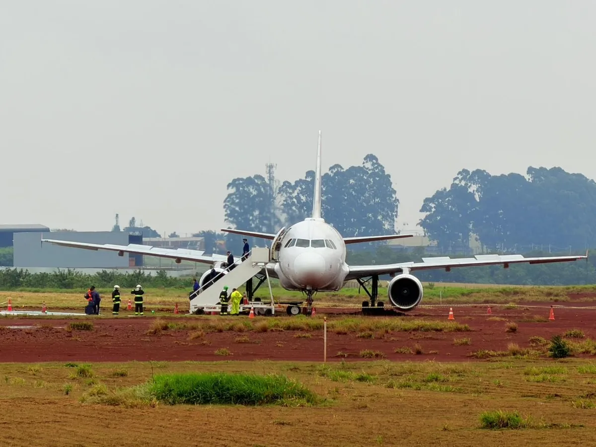 ‘Pista escorregadia’, diz piloto de avião da Latam que foi parar na lama após pouso no Paraná