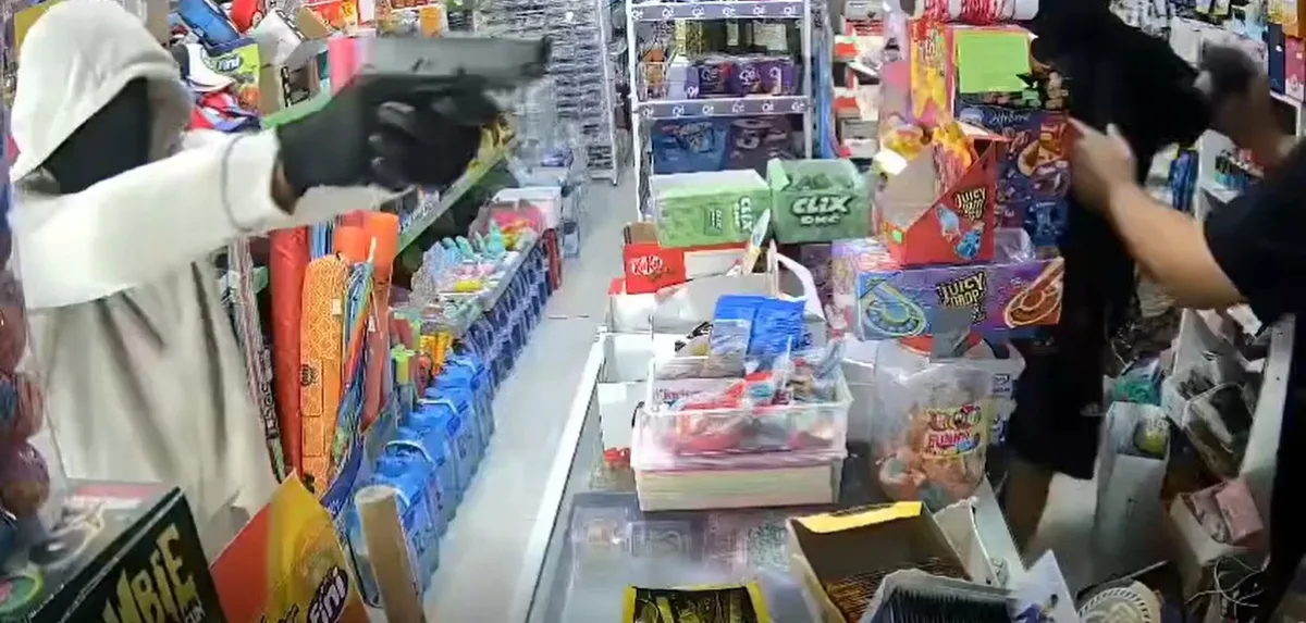 Investigan un atraco con arma de fuego en un bazar de Los Palacios cuyo responsable resultó herido