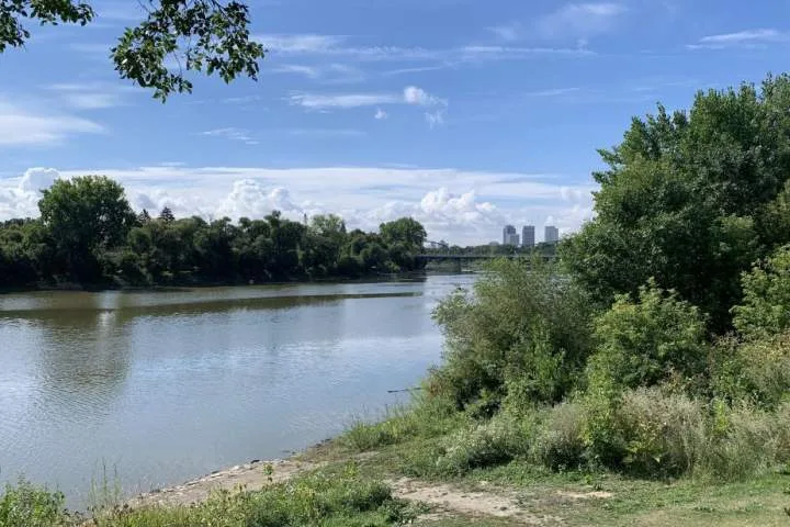 Winnipeg woman saves father and child from drowning: WPS