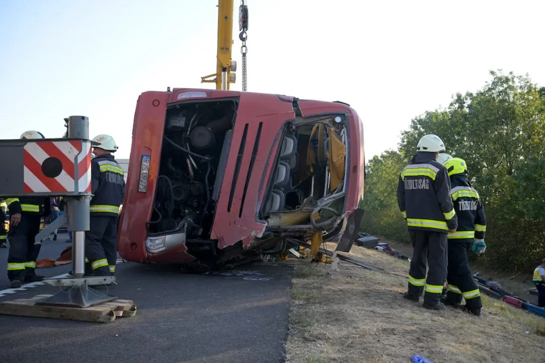 Volcamiento de un autobús dejó al menos 12 muertos en Hungría