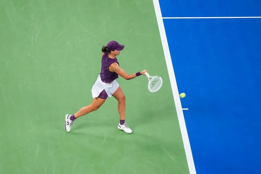 Iga completa semis em todos os WTA 1000 e encara Chwalinska