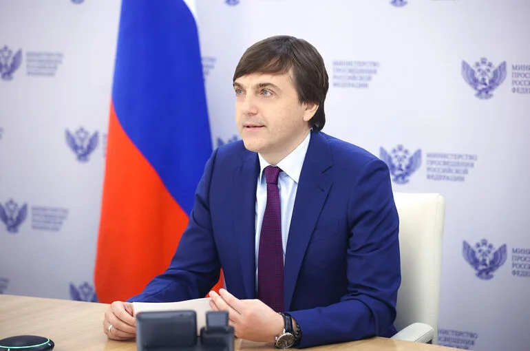 Кравцов: Норма работы учителей составляет 18 часов в неделю