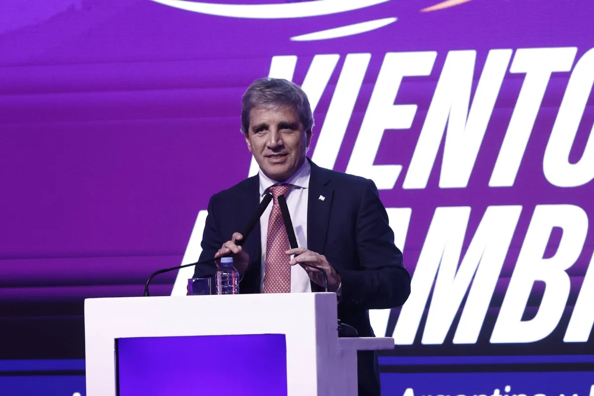 Caputo respondió a las críticas de los industriales: “Me toca defender los intereses de 48 millones de argentinos, no de algunos empresarios”