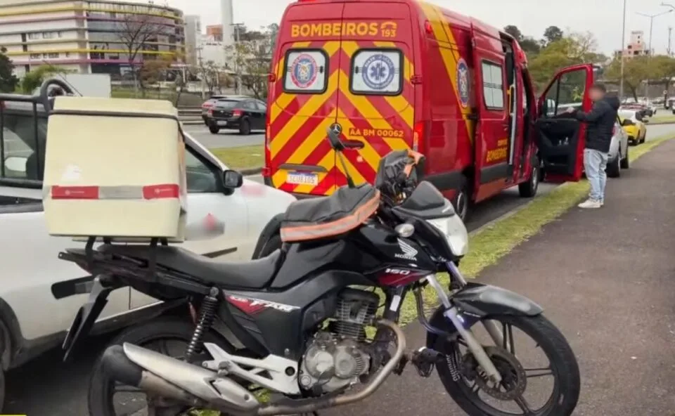 Batida entre moto e carro deixa motociclista com ferimentos moderados na Linha Verde, em Curitiba