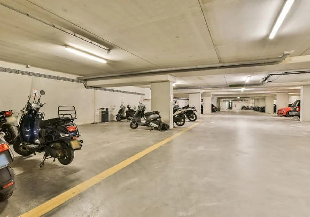 Revisa los estatutos: la norma legal que te prohíbe aparcar el coche y la moto en la misma plaza de garaje aunque haya espacio