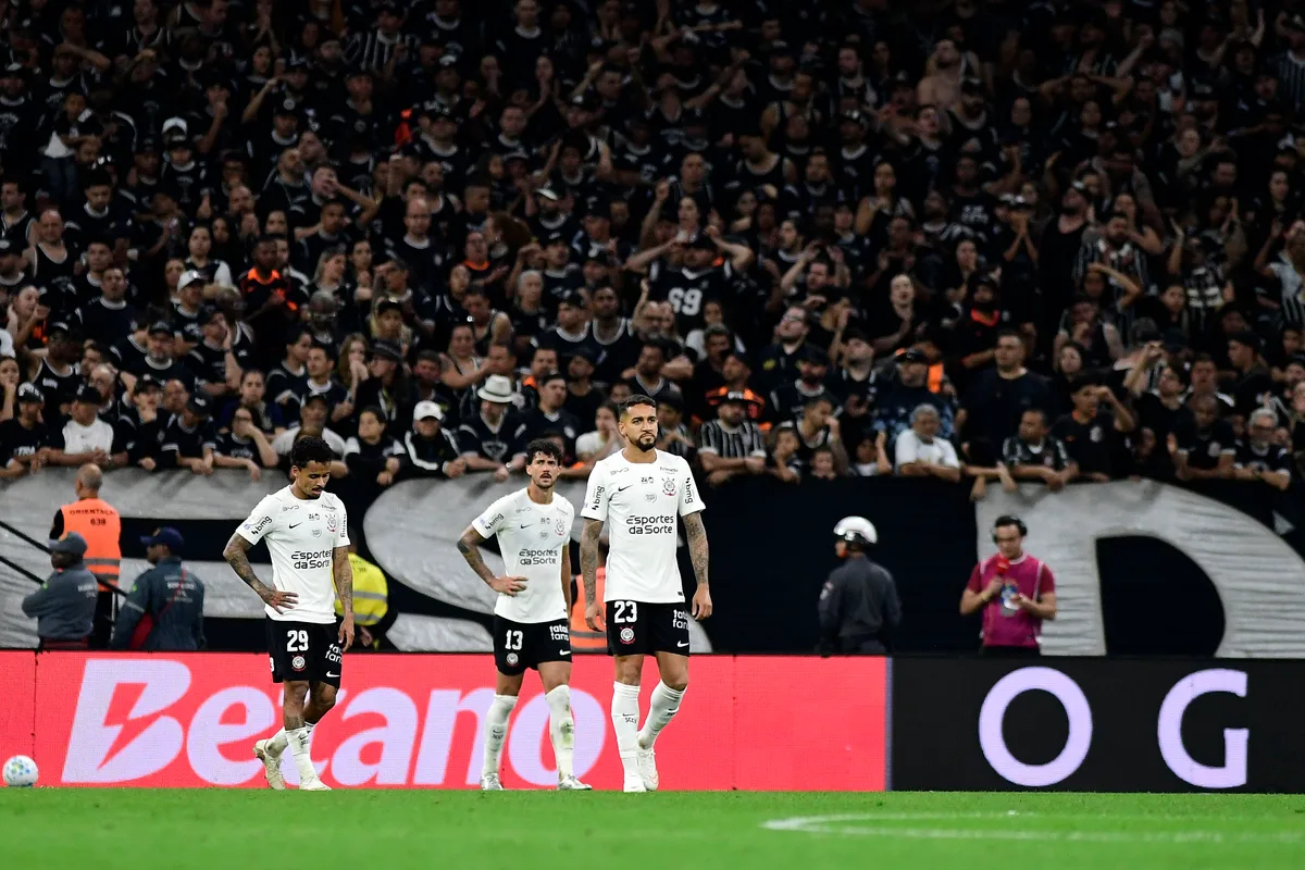 Corinthians é denunciado ao STJD por arremesso de copos e invasão de campo em jogo contra Cruzeiro