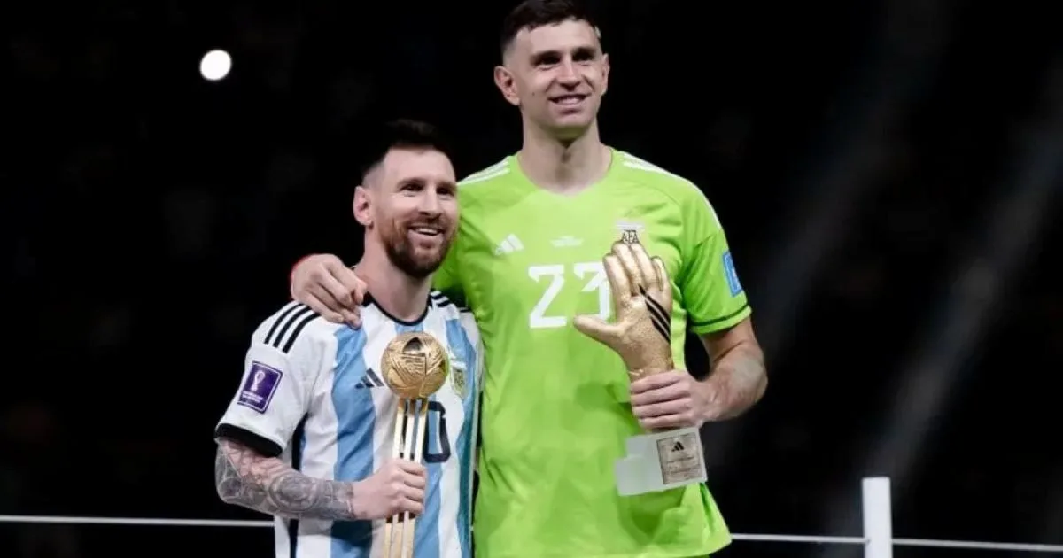 «Ni loco soy candidato al Balón de Oro, pero Messi sí», largó Dibu Martínez en su vuelta al país