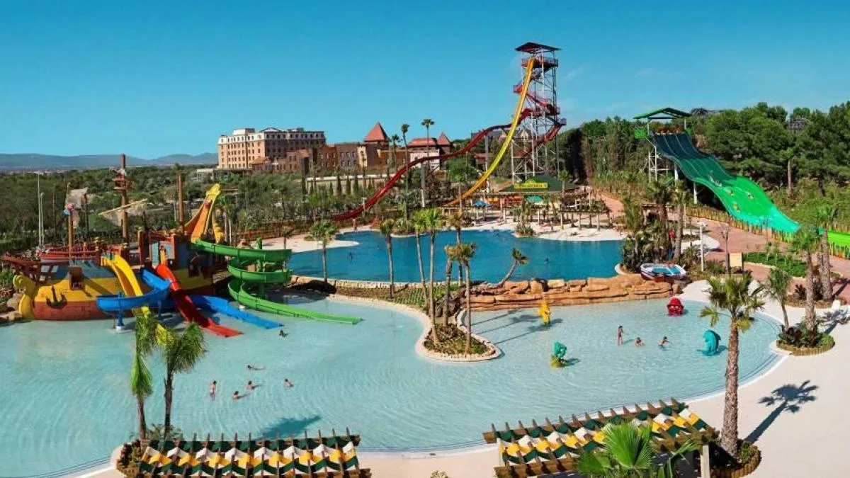 PortAventura cierra varias piscinas por la presencia de excrementos en el agua