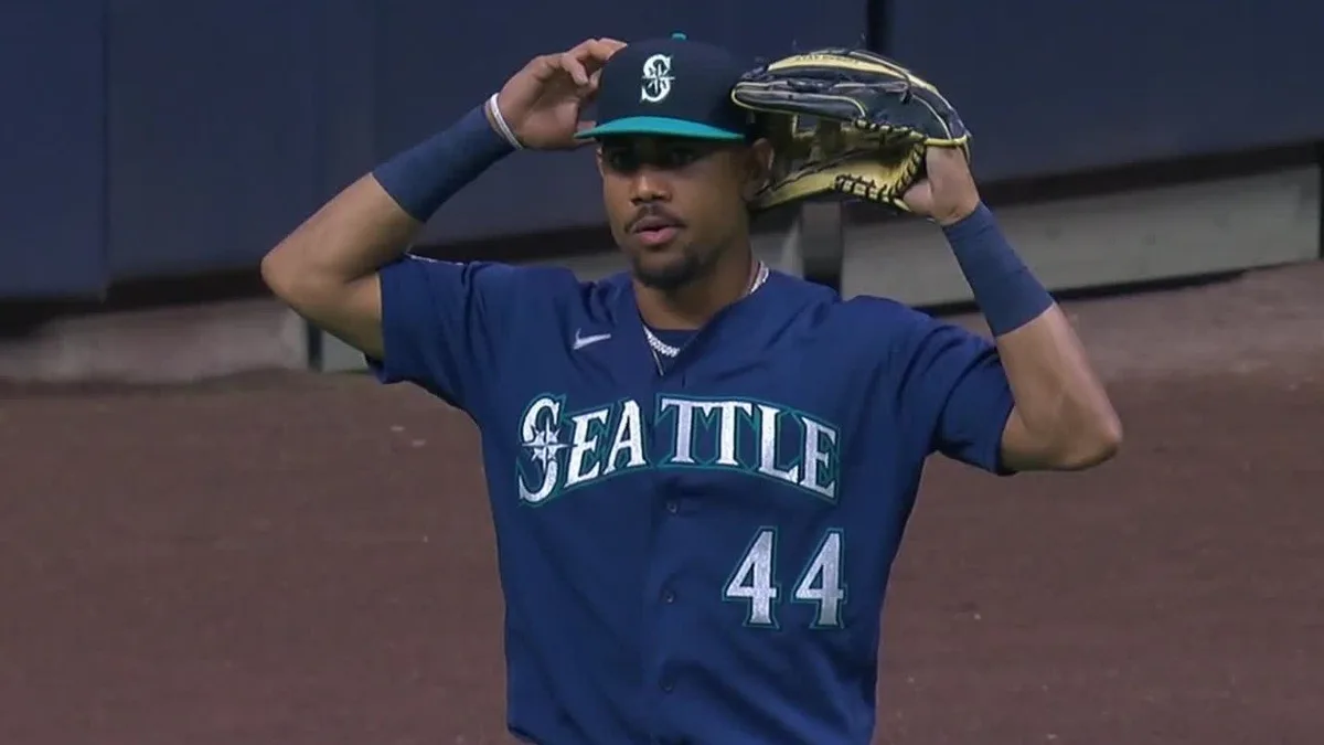 Rodriguez allows extra run to score after throwing ball into crowd with two outs