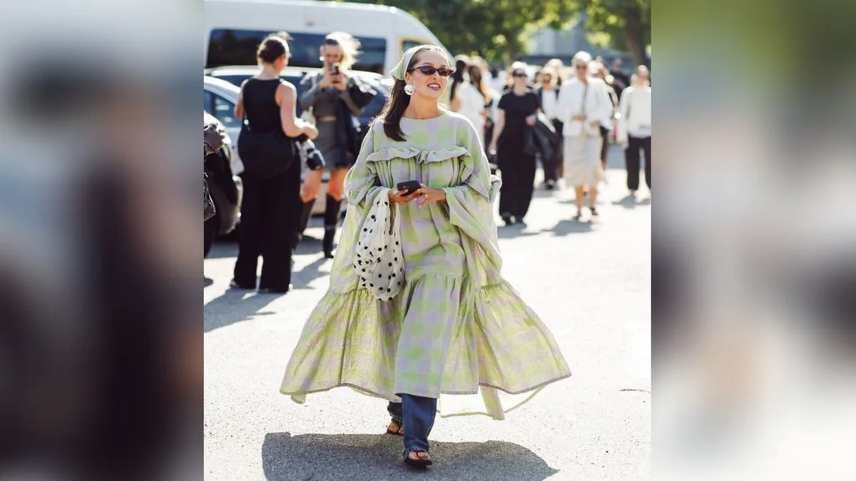 Sommerkleider im Herbst tragen: Mit diesen Styling-Tricks funktioniert es