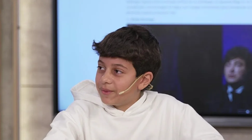Tiene 11 años, es influencer de finanzas y ya invierte en fondos, acciones y criptomonedas: sus consejos para administrar el dinero