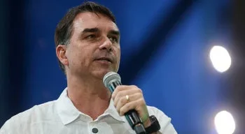 Flávio Bolsonaro promete conceder amnistia ao pai e diz que julgamento foi farsa