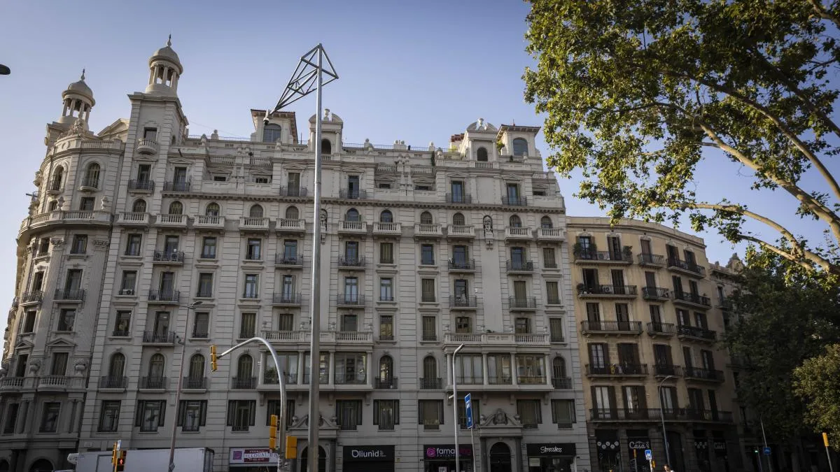 La trama de pisos turísticos ilegales de lujo de Barcelona pierde dos de sus grandes joyas